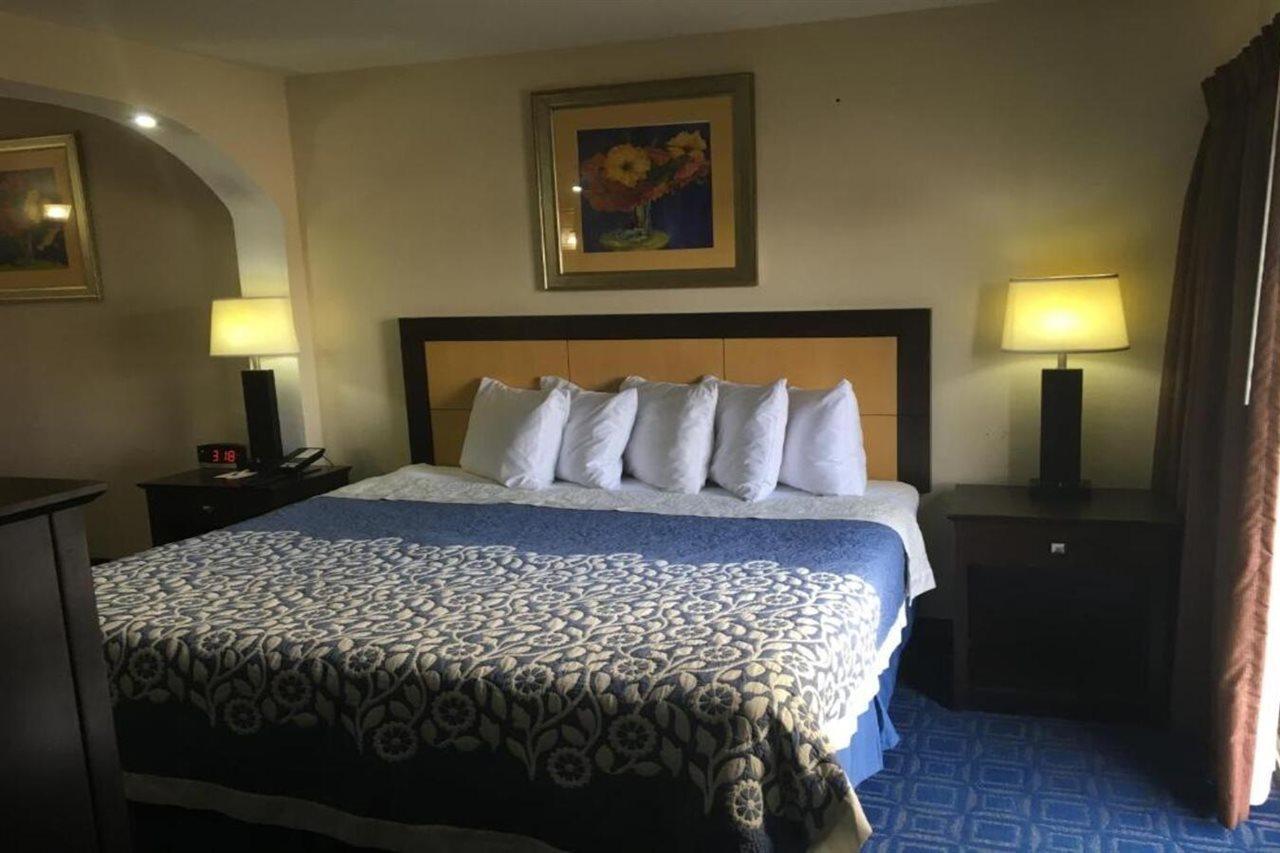 Days Inn & Suites By Wyndham Tampa - Ybor City Esterno foto