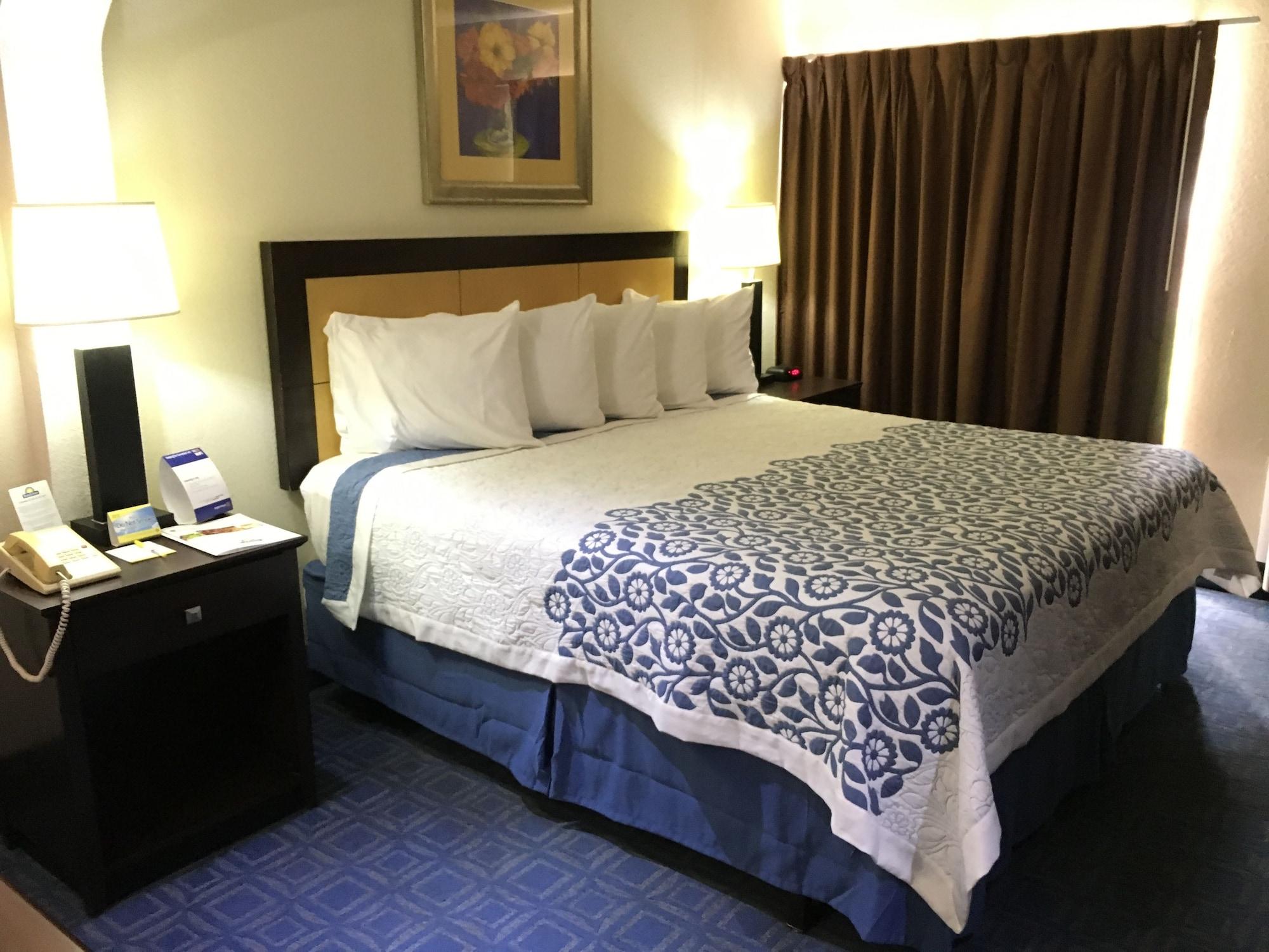 Days Inn & Suites By Wyndham Tampa - Ybor City Esterno foto
