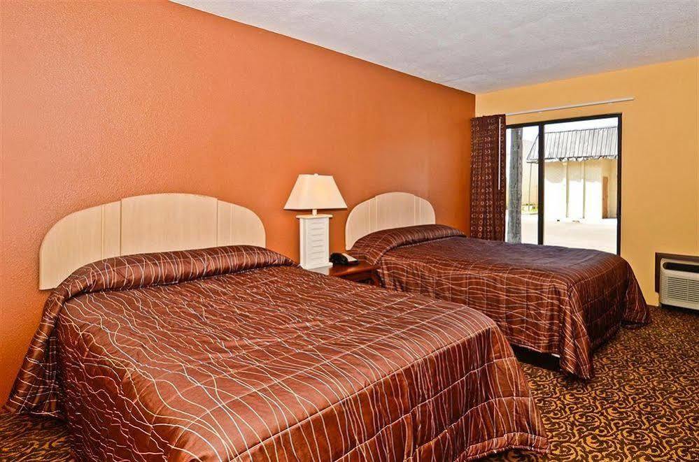 Days Inn & Suites By Wyndham Tampa - Ybor City Esterno foto