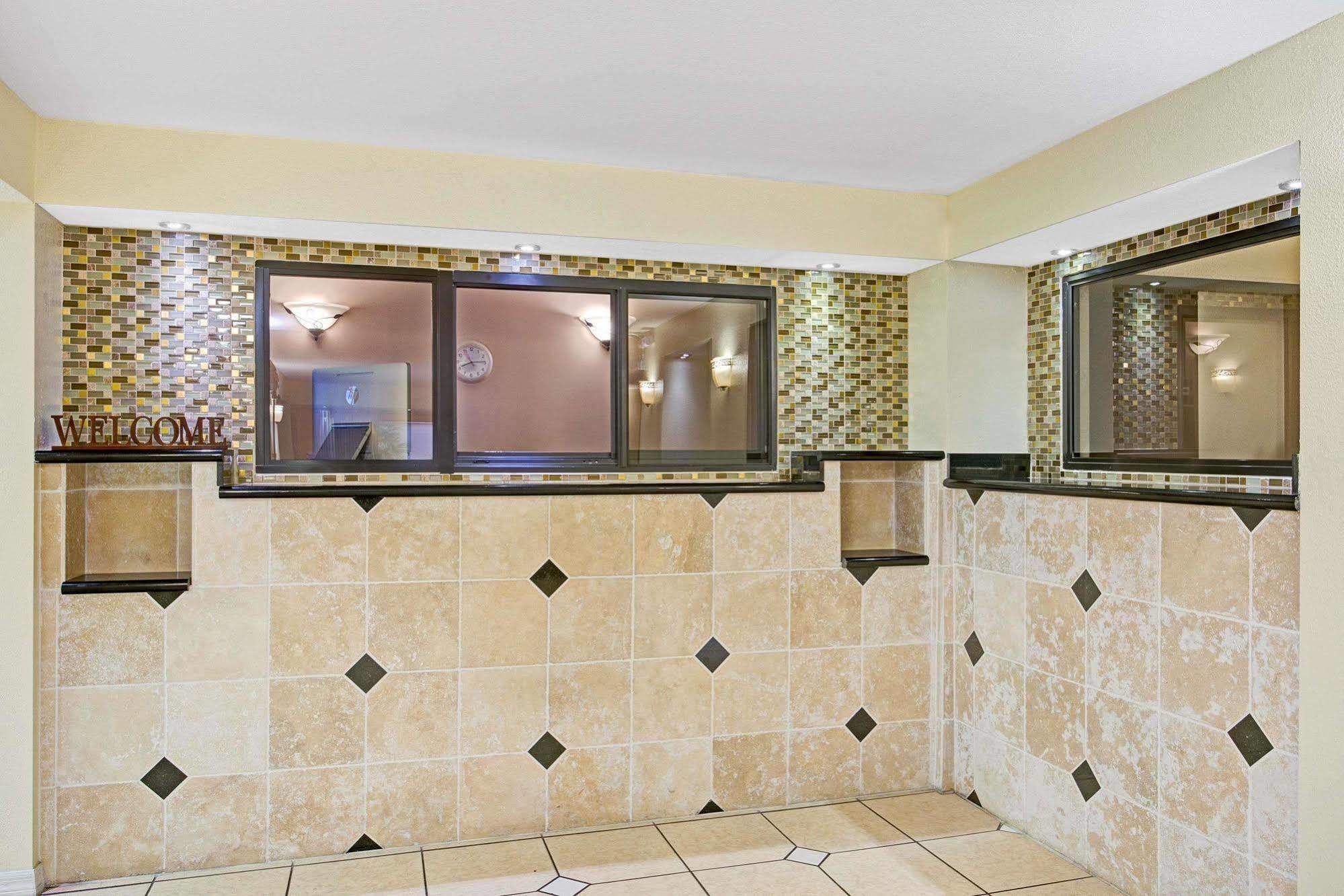 Days Inn & Suites By Wyndham Tampa - Ybor City Esterno foto