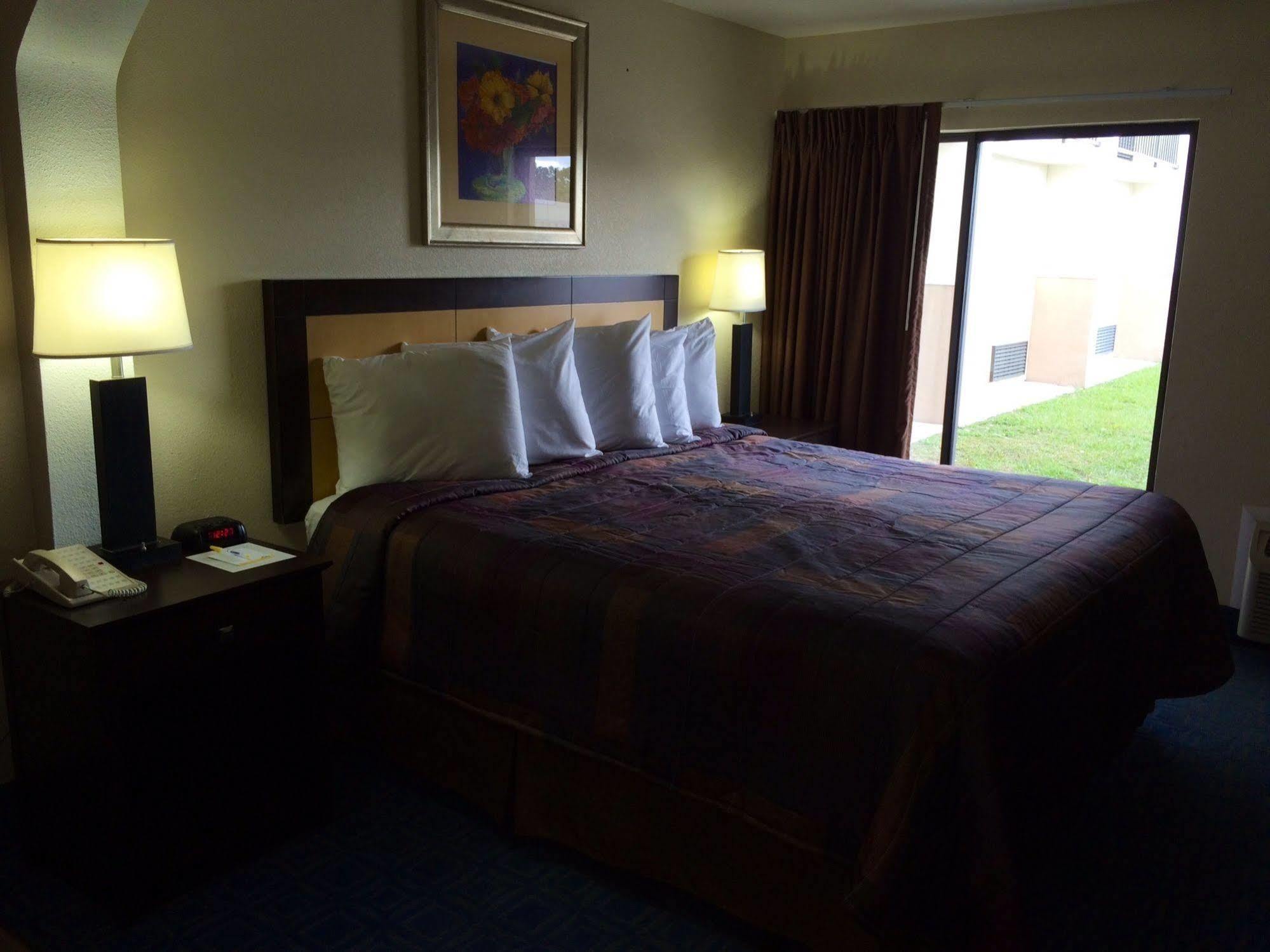 Days Inn & Suites By Wyndham Tampa - Ybor City Esterno foto