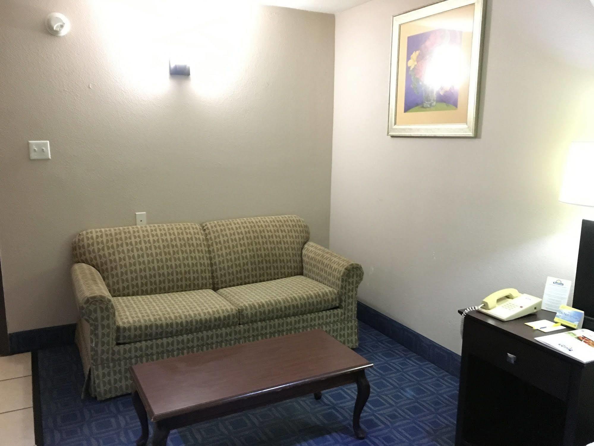 Days Inn & Suites By Wyndham Tampa - Ybor City Esterno foto