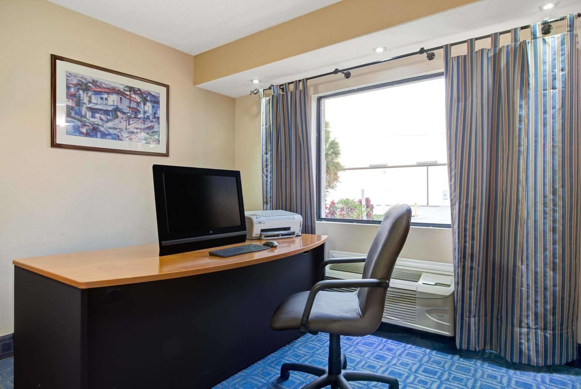 Days Inn & Suites By Wyndham Tampa - Ybor City Esterno foto